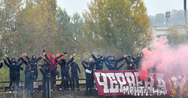 Привържениците на червените запалиха факли и хвърлиха бомбички които попаднаха