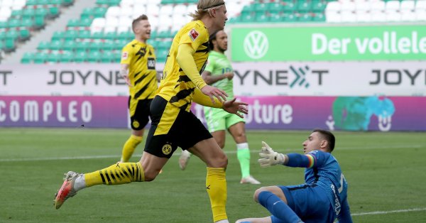 Борусия Дортмунд победи Волфсбург с 2:0 като гост във важен