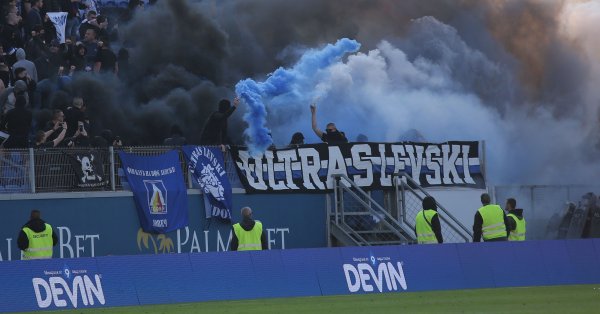 В началото на паузата запалителна ракета излетя от сектора за