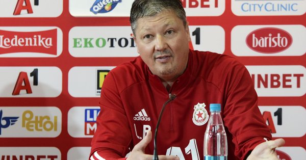 Треньорът на ЦСКА Любослав Пенев е пикскал от ръководството да