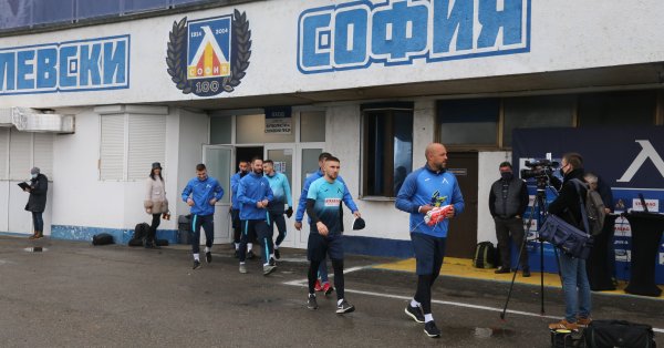 Сините зарадваха специалните си гости с артикули на клуба като