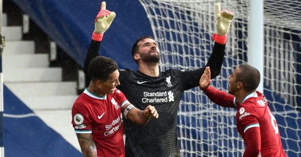 Вратарят на Ливърпул Алисон Бекер стана поредният играч който поднови