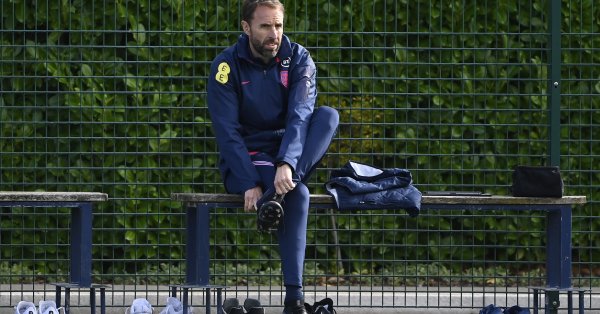 Гарет Саутгейт и Стив Холанд преподписаха с националния отбор на