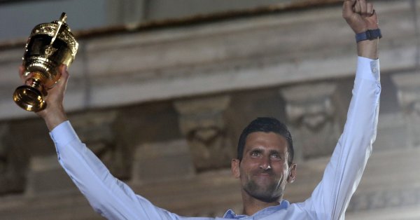 След това Джокович показа купата от турнира пред насъбралото се