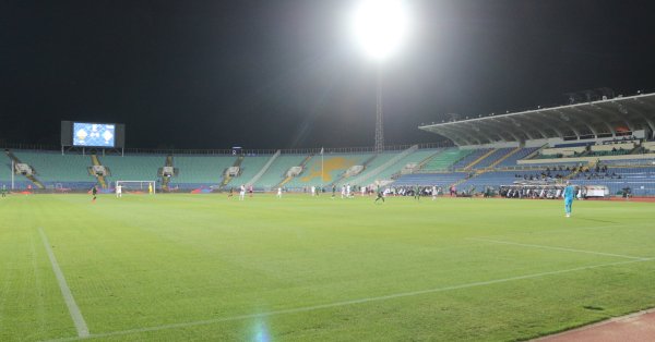 Екипът и техниката за системата ВАР вече са на стадиона