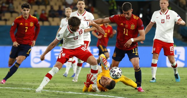 Испания и Полша завършиха наравно 1 1 на стадион Ла Картуха