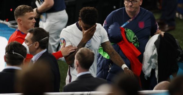 Почти две години след като цяла Англия посочи с пръст