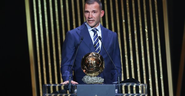 Бившият нападател спечели най престижната индивидуална награда във футбола през 2004 та