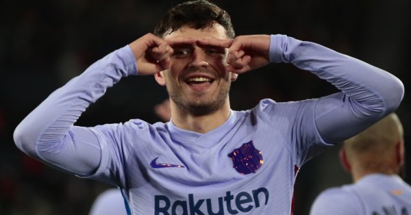 За да отпразнува тази новина Педри се появи почти изненадващо