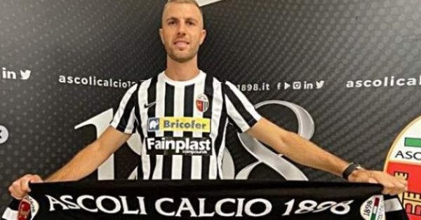 Атанас Илиев има 30 мача за Асколи от които 11