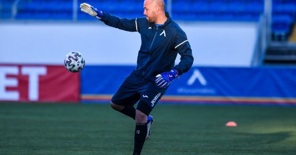 Николай Михайлов ще продължи да носи капитанската лента на Левски