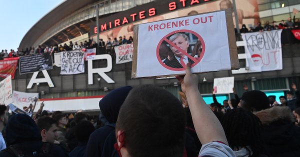 Арсенал се продава въпреки настояването на американския бос Стан Крьонке
