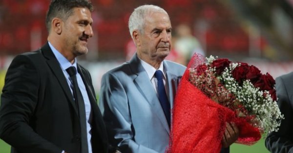 Най успешен за него като състезател е сезон 1996 97 г когато