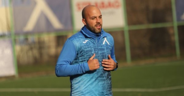 От своя страна бранителят и нападателят първо се готвиха с