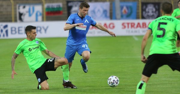 Универсалният футболист Драган Михайлович очаква предложение от Левски пише Тема