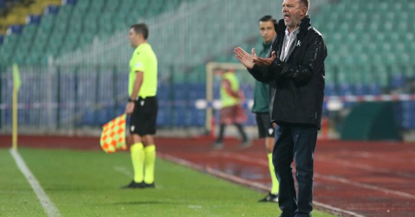 Треньорът на ЦСКА Стойчо Младенов говори пред медиите преди заминаването